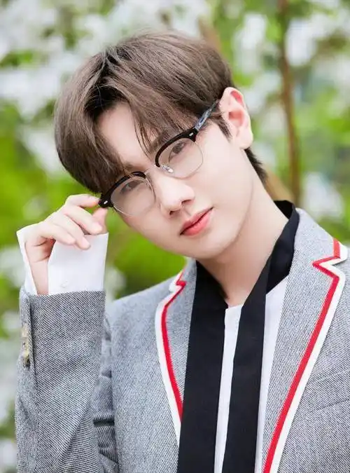 汪苏泷不仅多才多艺,而且还具有邻家少年般的清新与阳光,超帅气_颜色