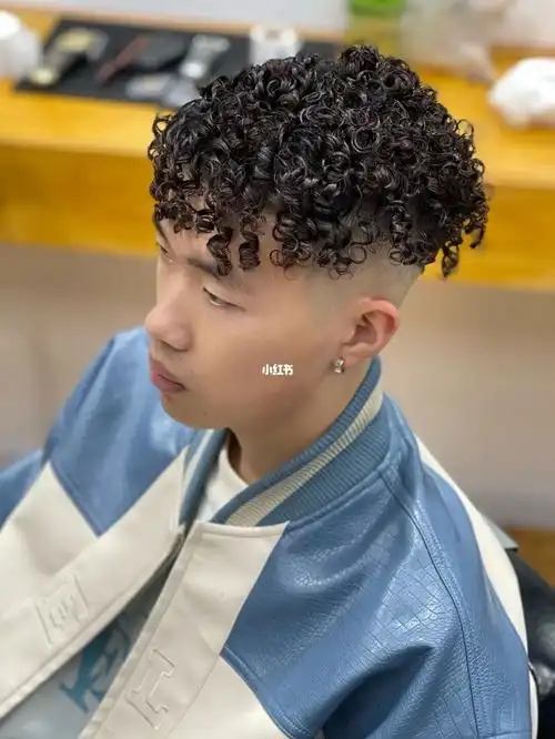 男生拉丁裔小卷