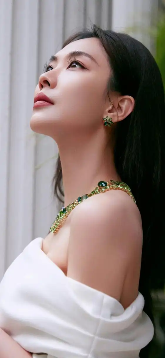 王霏霏白色抹胸裙,优雅贵气写真壁纸.#王霏霏