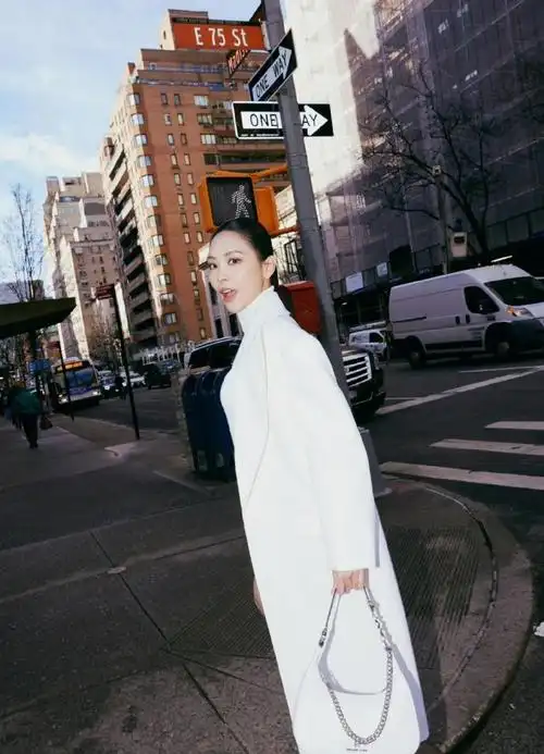 王霏霏马尾白色西装气场##王霏霏时装周看秀状态##hello时装周