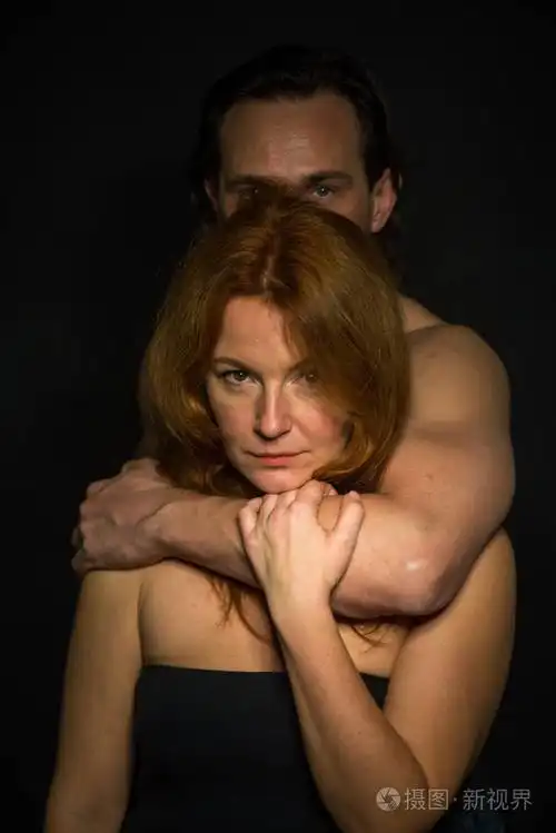 表达了平静,而她的丈夫则站在她背后拥抱着她