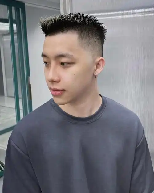 你不想把额头完全露出来,可以试试上面这位小哥哥的狗啃碎盖刘海发型