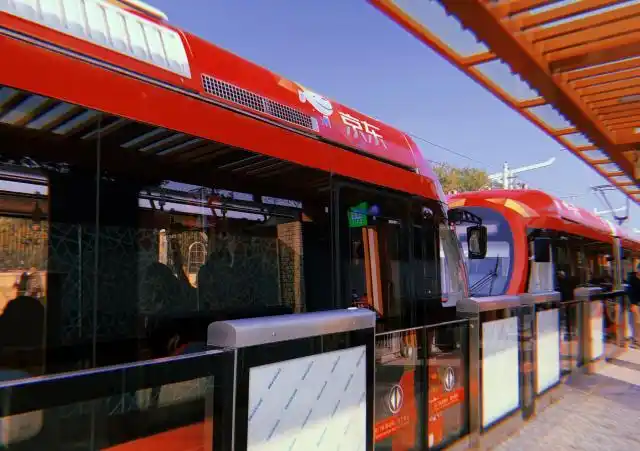 地铁西郊线本身堪称"有轨电车的最佳实践",交通和景观相应并重的效果