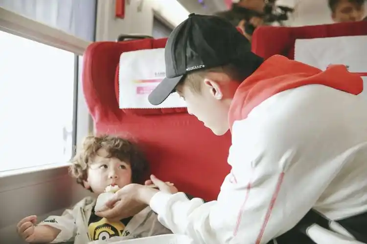 黄景瑜放开我北鼻暖心哄娃大显身手做瑜伽