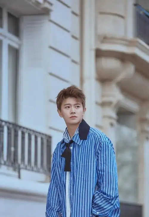 任嘉伦巴黎休闲时尚街拍