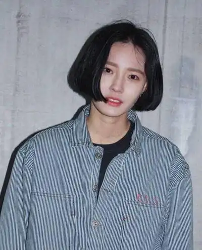 黑直长发变短发女生短直发造型4