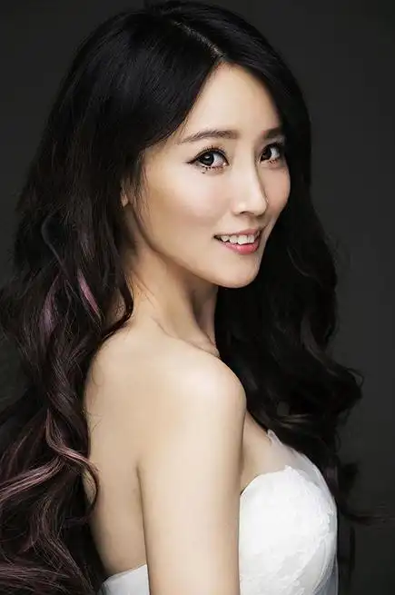 吴京谢楠婚纱照首曝光 5月大婚甜蜜恩爱