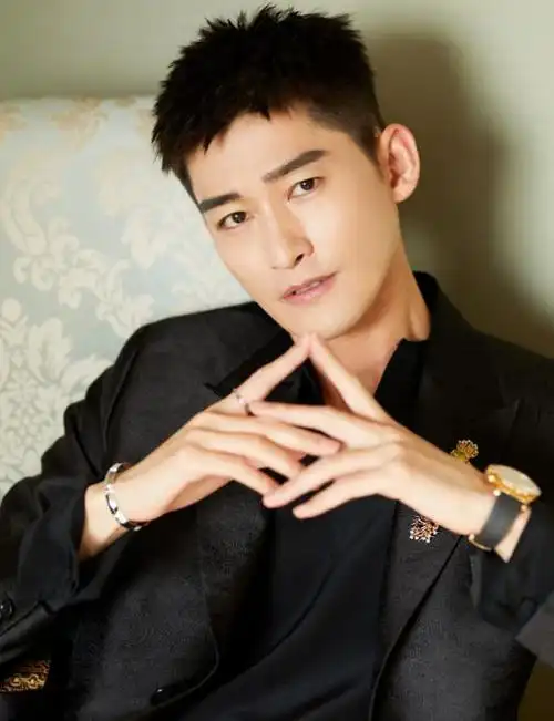 张翰绅士打扮太绝!轻松秀出霸总气概,真不愧是郑爽"最帅前任"