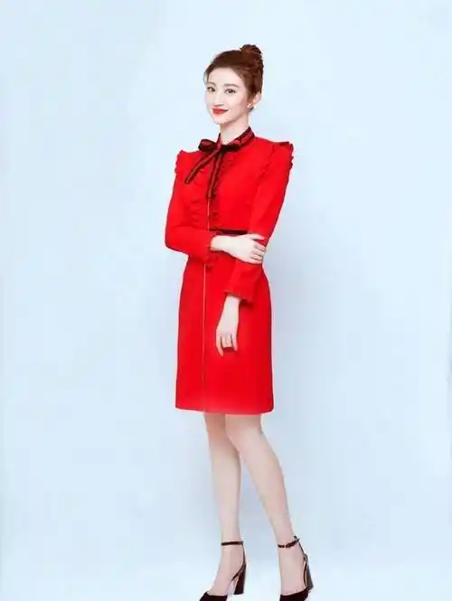 景甜丸子头配红唇俏皮又美艳!一袭红色连衣裙踩黑色高跟鞋展修长美腿.