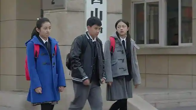 小别离:孩子们360°监管,家长们车接车送,三人组太惨了!