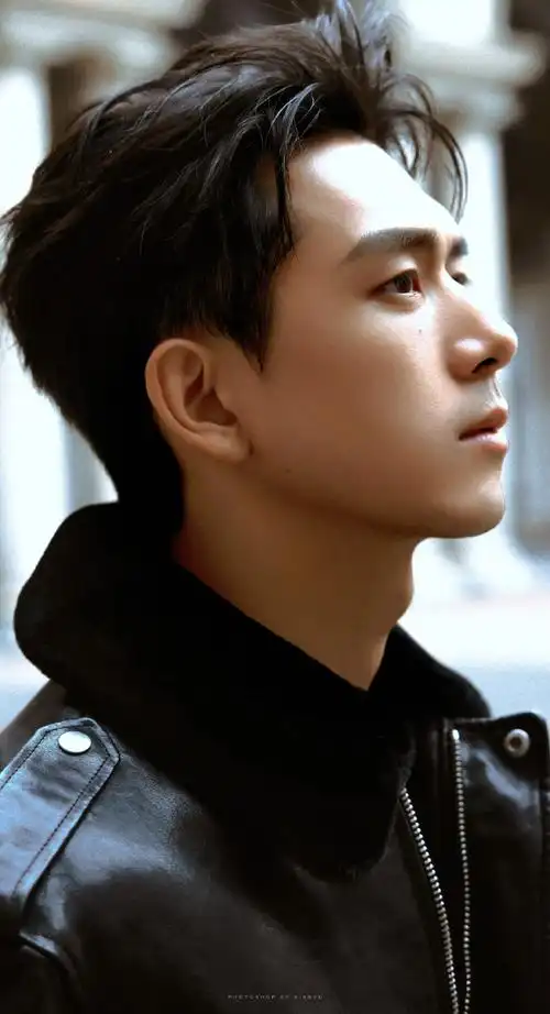 李现生图#lx#李现米兰时装周#    李现61壁纸  爱上穿皮衣的现资乔