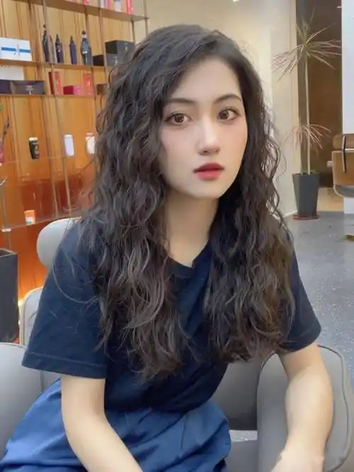 立冬后流行"烫满头"_发型