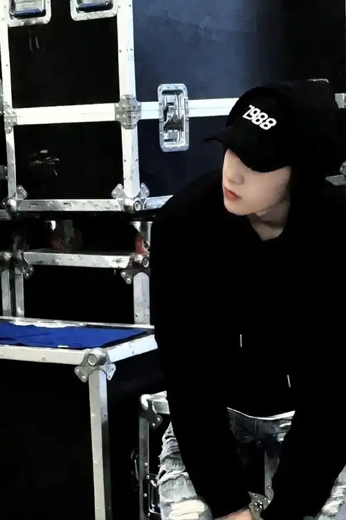 刘耀文戴鸭舌帽##刘耀文全黑造型好酷