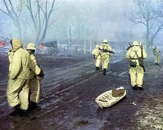 东线战场,一队身着雪地服的德军士兵们,在雾气中行进.