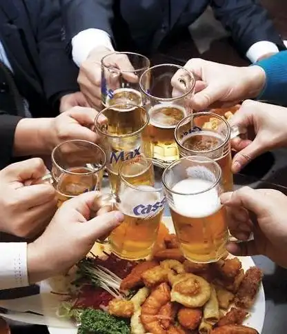 一般来说朋友之间的饭局如果人没来齐的话是不会开席的,大多数人都会