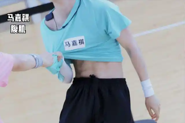 马嘉祺被迫秀腹肌却被指油腻不够真实旧照翻出瞬间被打脸