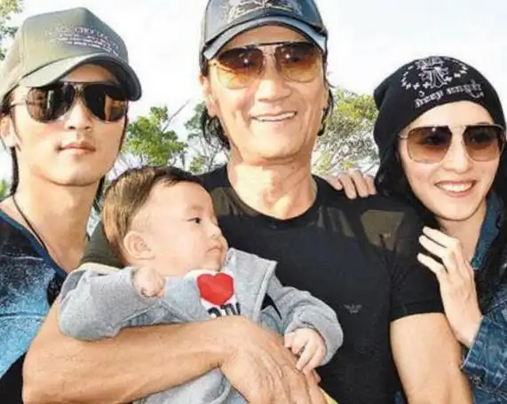 港媒报道称,谢霆锋和张柏芝已经重新结婚,一家五口在澳洲团聚