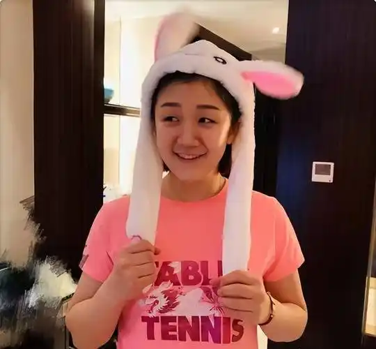 23岁王楚钦有多宠29岁陈梦,机场保护师姐好贴心!