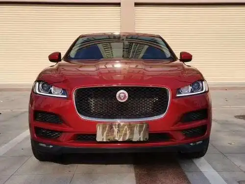 在外观方面设计还是延续了捷豹路虎家族化的设计理念,红色的车身增添