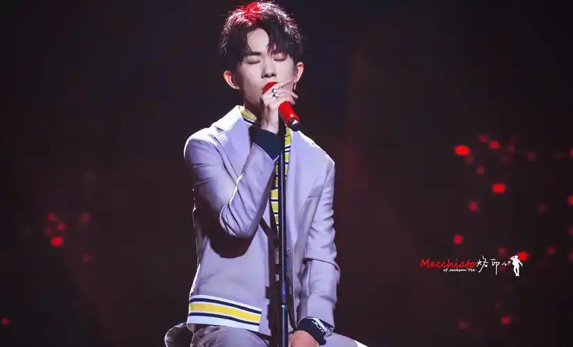 一起理想生活##说到街舞就能想到易烊千玺# 【舞台王者】【苏音歌手】