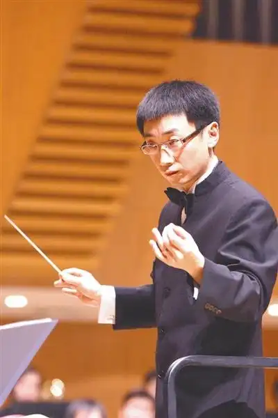 大剧院上演,带病上阵的青年指挥家李心草坚持指挥完全场音乐会之后,又