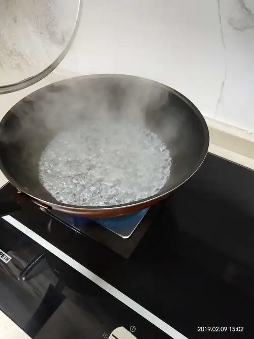 实验一   1. 热水沸腾没有盖锅盖时  可以看到冒着很多泡和水蒸气