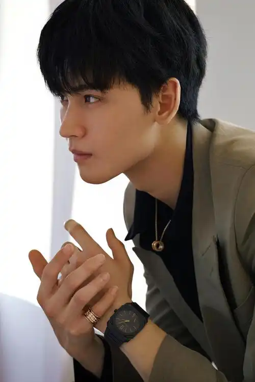 黄俊捷初秋写真卡其色西装复古文艺