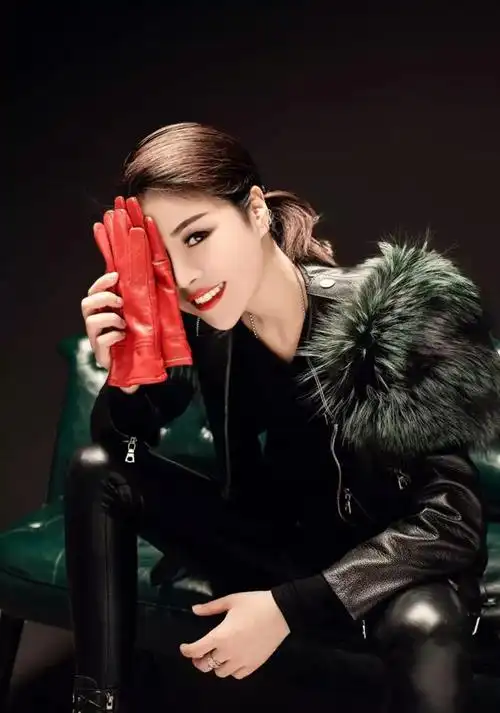 快手红人花姐性感图片快手大排档歌手花姐生活照写真11p