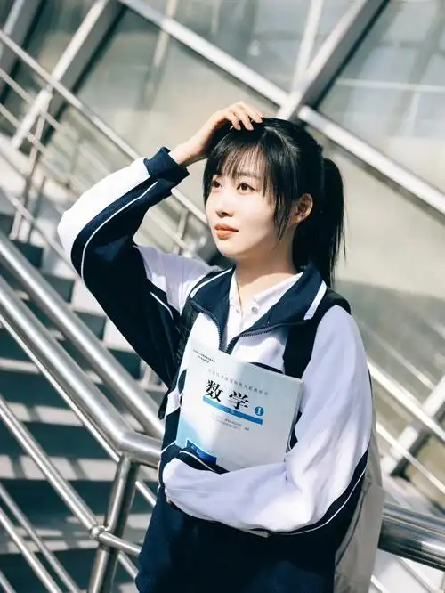 春天在地铁里穿上高中校服拍照吧01