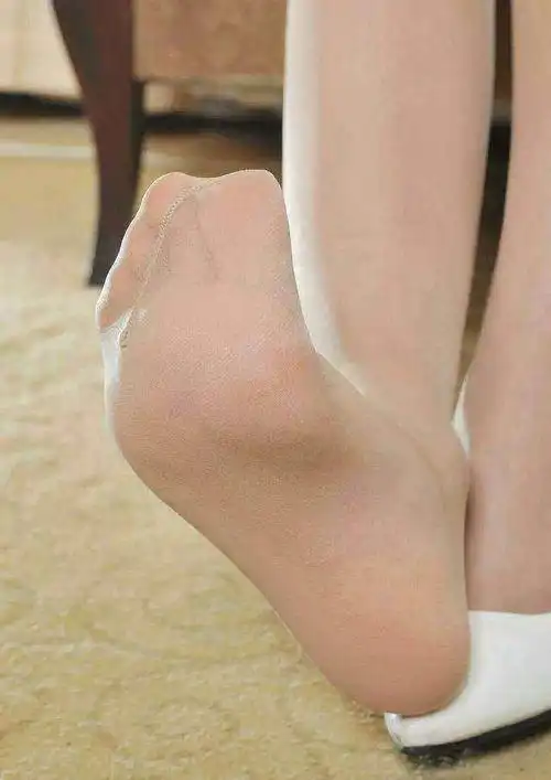 美脚丫遇上超薄肉丝袜, 银白高跟鞋秀出女神玲珑身材_网易订阅