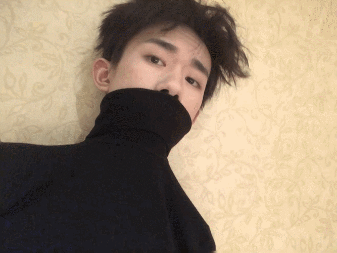 tfboys-易烊千玺 

星系庞大而未知 就像他 未来可