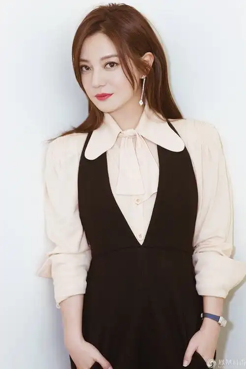 赵薇现身上影节 帅气性感轻松切换