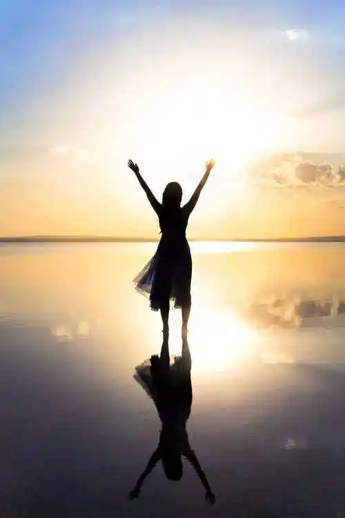 湖面上的美女图片-阳光下站在湖面上的美女素材-高清图片-摄影照片-寻