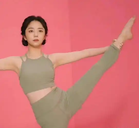 古力娜扎分享瑜伽造型,身材单薄,远不及徐冬冬吸人眼球_谭松韵_电视剧