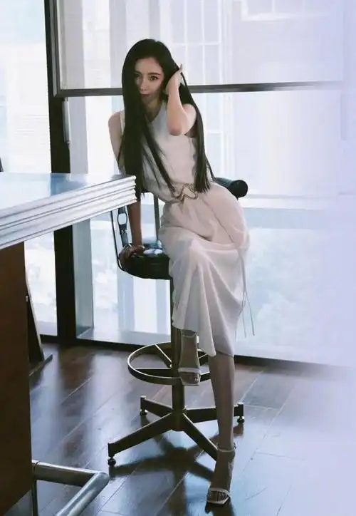 杨幂又美出新高度,长直发搭配小白裙,散发出清纯至骨子里的迷人|发型