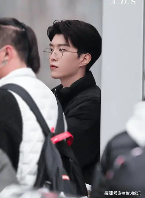 原创戴眼镜的范丞丞有多绝冷酷气质宛如贵公子穿西装尽显绅士风度