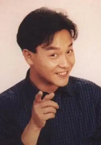 张国荣,眼波像一汪春水雾气昭昭,笑起来很勾人.迷倒的人不计其数.