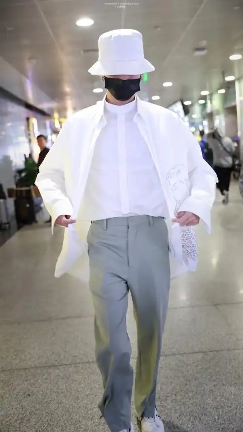 林彦俊最新机场look~身穿白衬衫 灰色休闲裤 头戴白色渔夫帽,帅气十足