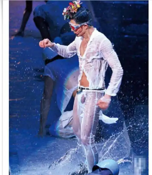 这位穿全透的男明星是谁?