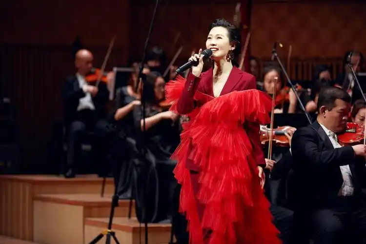 花腔女高音歌唱家常思思跨界融合用歌声跳起春天的芭蕾