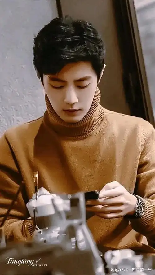 肖战即将官宣的威基伍德已卡点预热,熟悉的纤长干净的手指,轻轻抚摸着