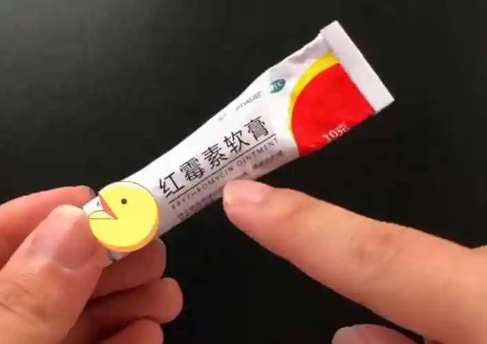 眼膏怎么涂红霉素涂于眼睑内图解