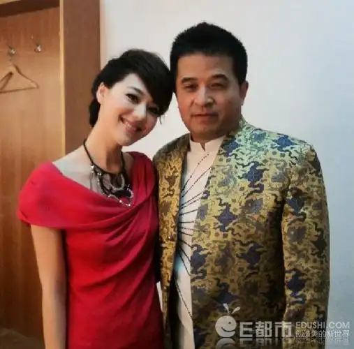 据传,毕福剑和老婆离婚的原因是由周彦宏导致的,女歌