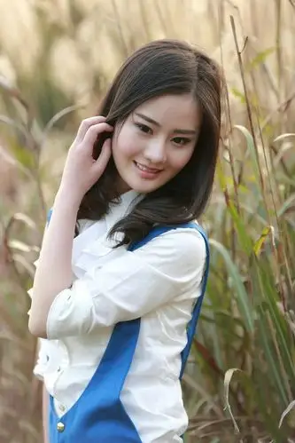 美景阳光下的纯情微笑美女