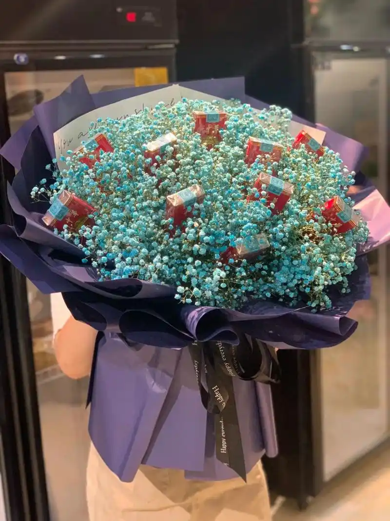 满天星花束里的烟花 吸烟有害健康哟!