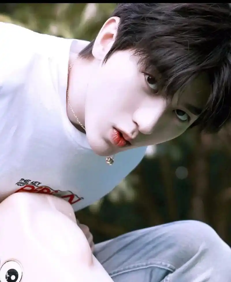 坤坤无水印帅照一波