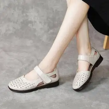 中年妇女夏天穿的凉鞋牛皮妈妈女夏平底包头镂空软底舒适凉皮鞋中老年