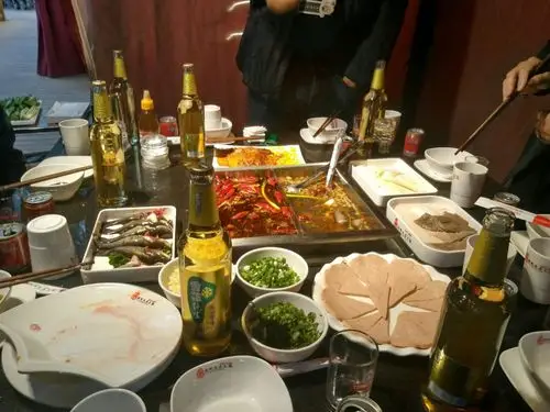 晚上可以喝酒啦,哈哈,美酒配火锅,地道四川火锅好吃过瘾