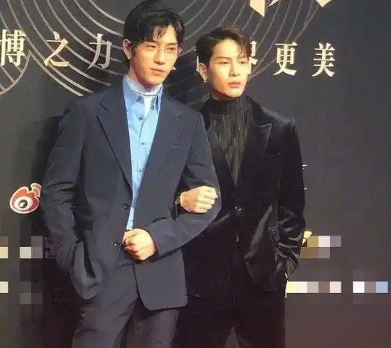 王嘉尔挽着井柏然走红毯,秒成霸道总裁的小甜心,自侃是年糕组合_身高