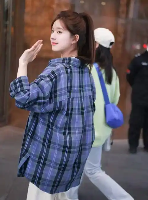 "赵露思"真会穿,普通格纹衬衫扎高马尾,青春活力像个大学生_灰色_白色